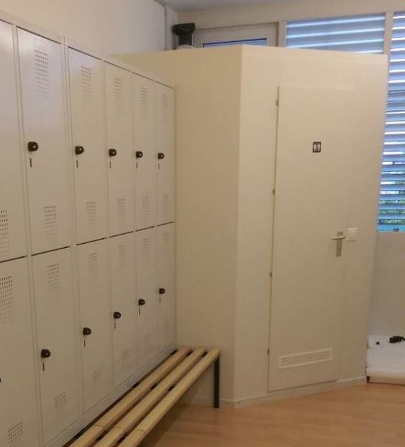 Fertigbad in Umkleideraum